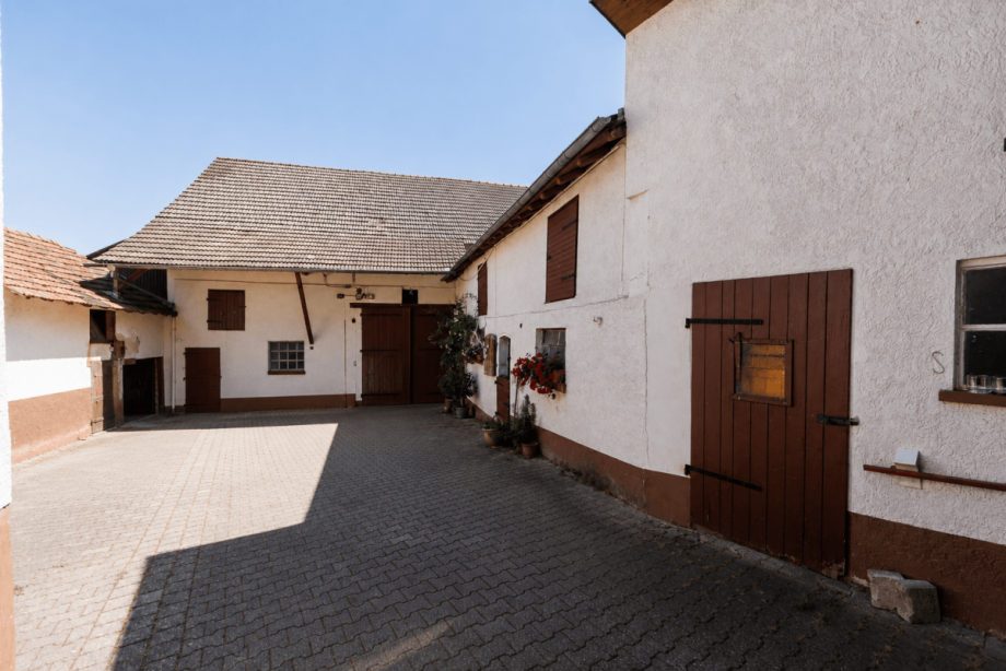 Blick von Wohnhaus auf Scheune Einfamilienhaus Hohenstein