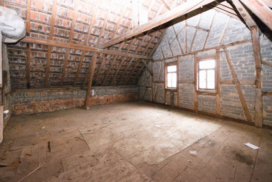 Dachgeschoss mit Ausbaupotential - Haupthaus Mehrfamilienhaus Hohenstein