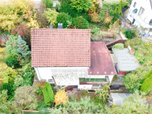 Gartenseite Solides Haus mit gro�em Wohnbereich, XL-Balkon und Garten