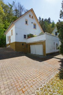 Hof mit Garage Sonnenberg: Sonniger Familientraum mit Potential!