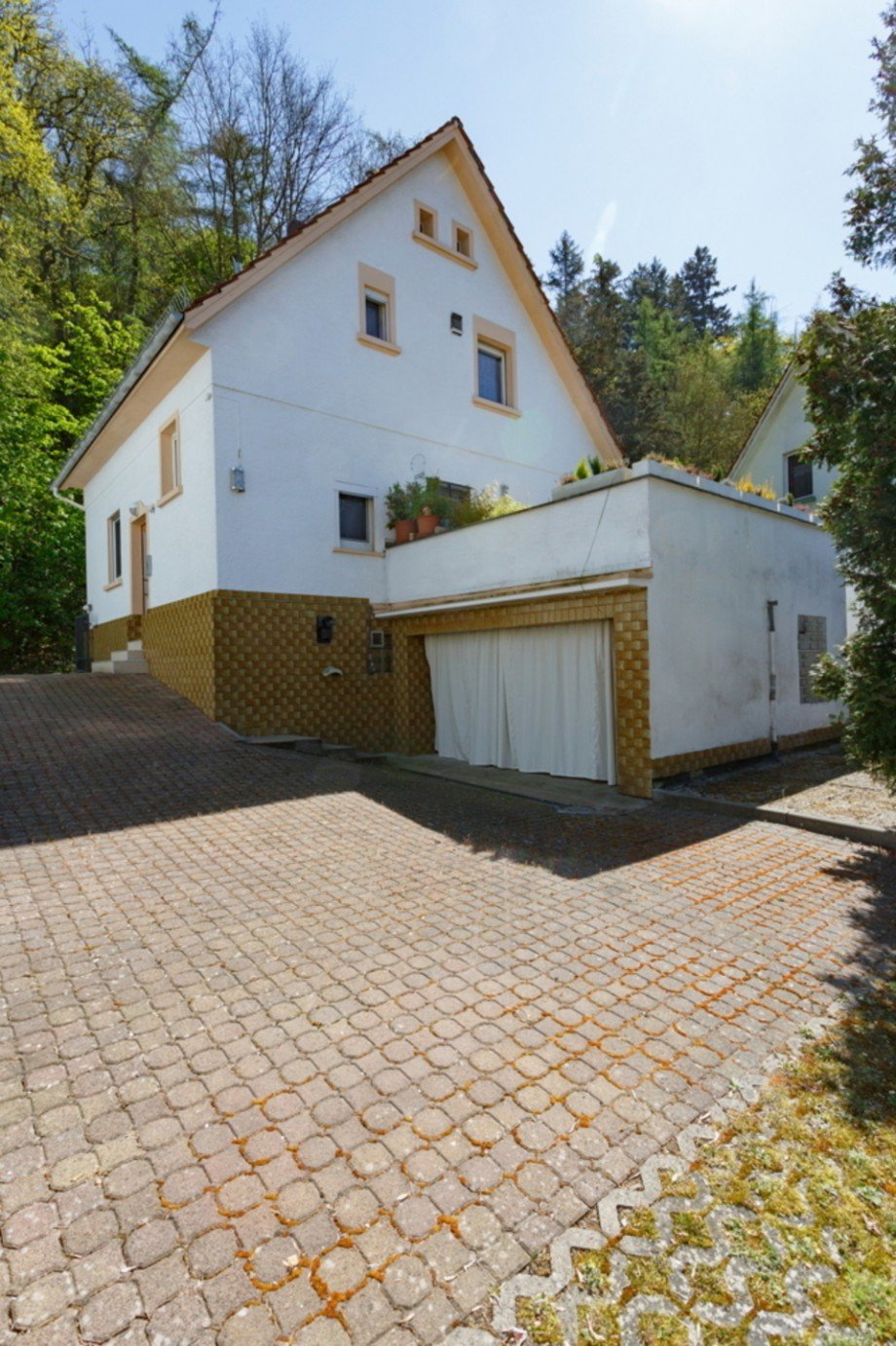 Hof mit Garage Einfamilienhaus Wiesbaden