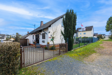 Einfahrt und Garage Massivhaus mit Kamin und separater Wohnebene in Idstein-Walsdorf