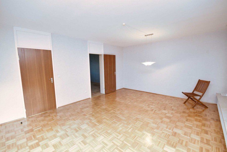 Wohnzimmer mit Blick auf Diele und K�che Reihenendhaus Taunusstein