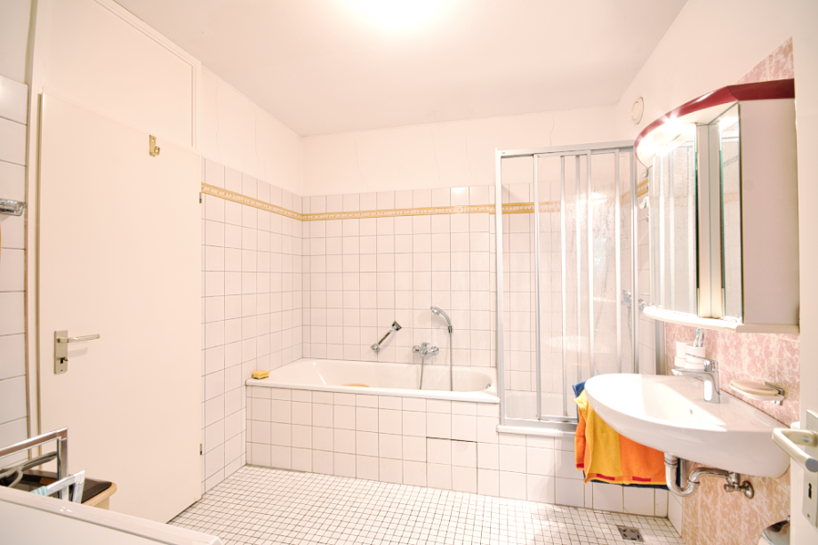 Gro�es Bad mit Dusche und Wanne... Etagenwohnung Wiesbaden