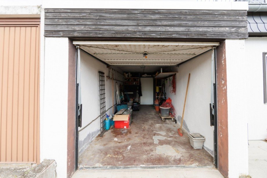 Gro�e Garage mit T�r zum Vordereingang Einfamilienhaus Walluf