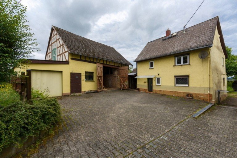 Gro�er Innenhof mit Scheune und Garage Schlangenbad / Hausen vor der H�he Einfamilienhaus Sch�ner Resthof mit gro�er Scheune und Ausbaupotential