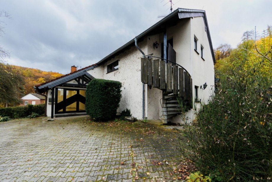 Innenhof - Die Wendeltreppe dient als separater Eingang zur Einliegerwohnung Einfamilienhaus Idstein / Ehrenbach
