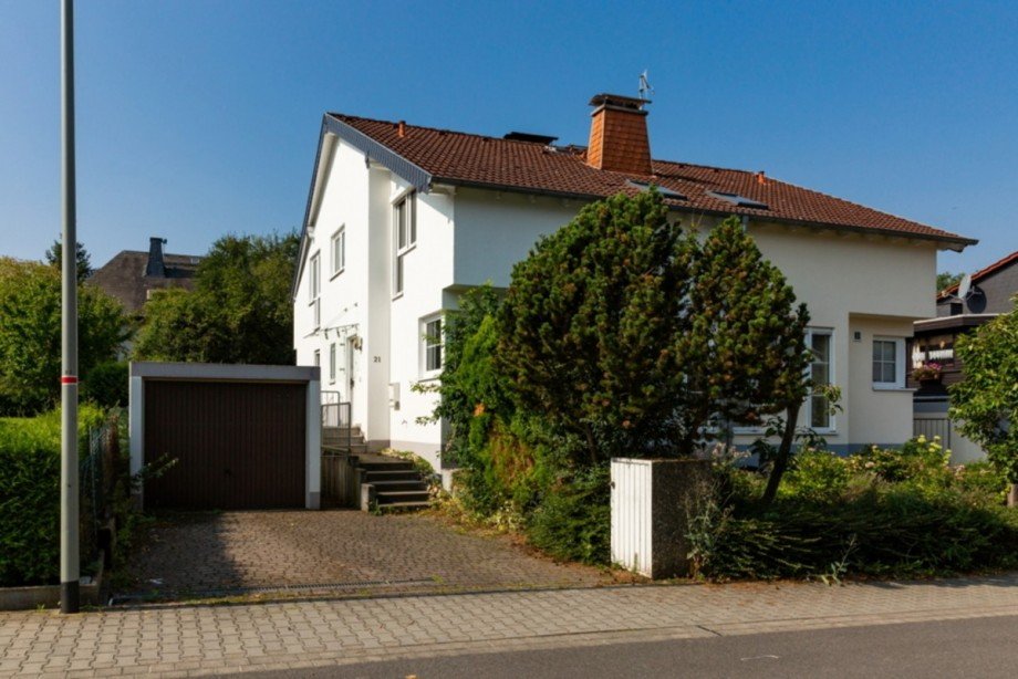 Einfahrt mit Garage Doppelhaush�lfte Idstein