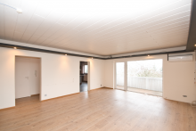 Wohnzimmer - Blick auf K�che und Eingang Modernisierte Wohnung mit Luxus-Bad, XL-K�che und Fernblick