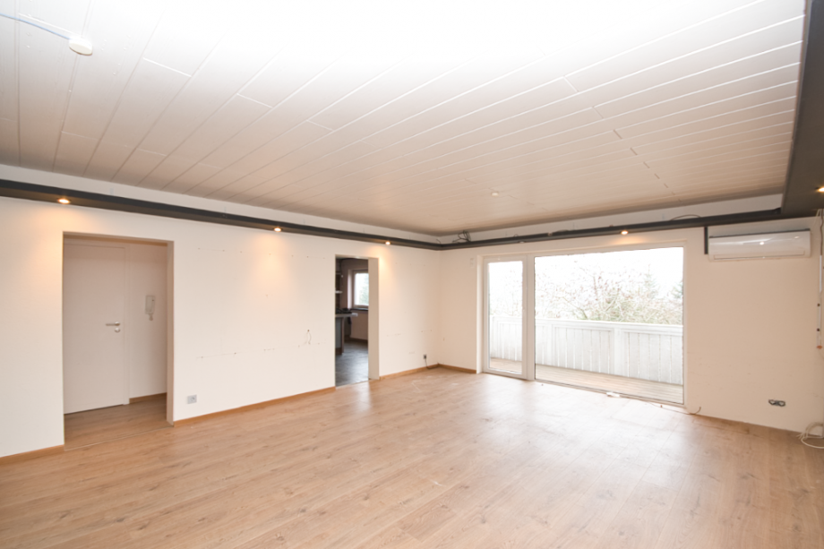 Wohnzimmer - Blick auf K�che und Eingang Etagenwohnung Niedernhausen