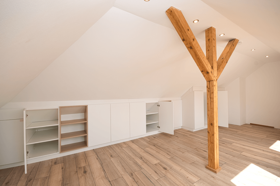 ...mit praktischen Einbauschr�nken Etagenwohnung Burgschwalbach