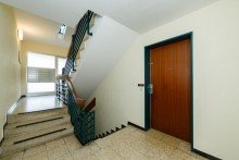 Nur 3 Stufen zur Wohnung im gepflegten Treppenhaus Terrassenwohnung mit kleinem Garten in ruhiger, gr�ner Lage von Wiesbaden Biebrich