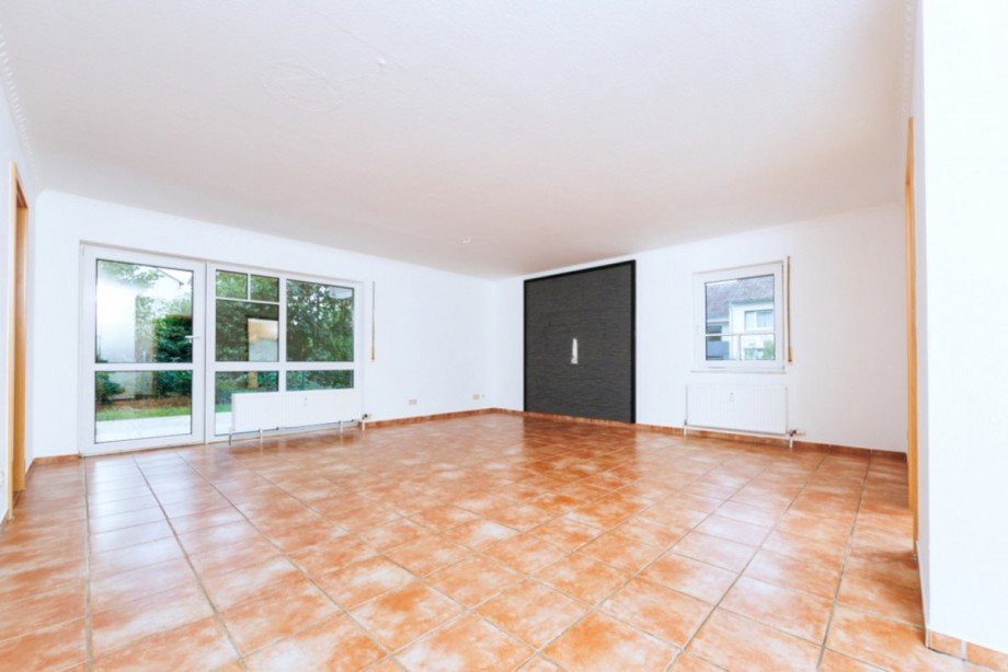Wohnzimmer mit gro�er Fensterfront... Terrassenwohnung Aarbergen / Michelbach
