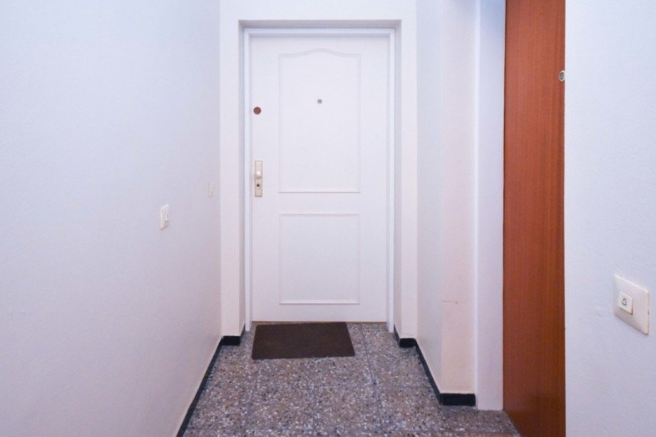 Hochwertige Wohnungst�r Etagenwohnung Wiesbaden / Nordost