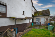 Garten mir Blick auf Schuppen und Garage Sanierungsobjekt mit Potenzial - Haus in guter Lage von L�hnberg