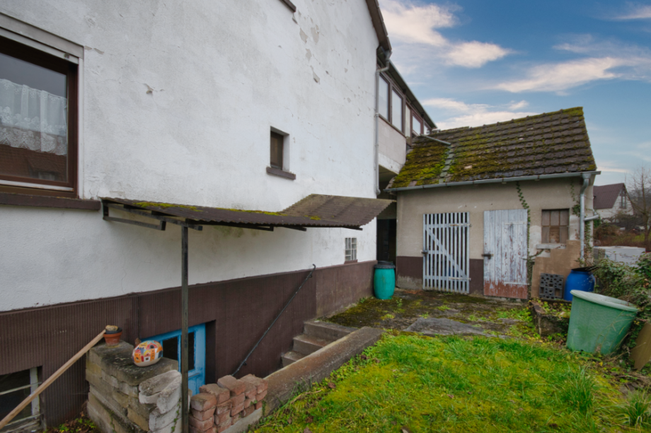 Garten mir Blick auf Schuppen und Garage Einfamilienhaus L�hnberg