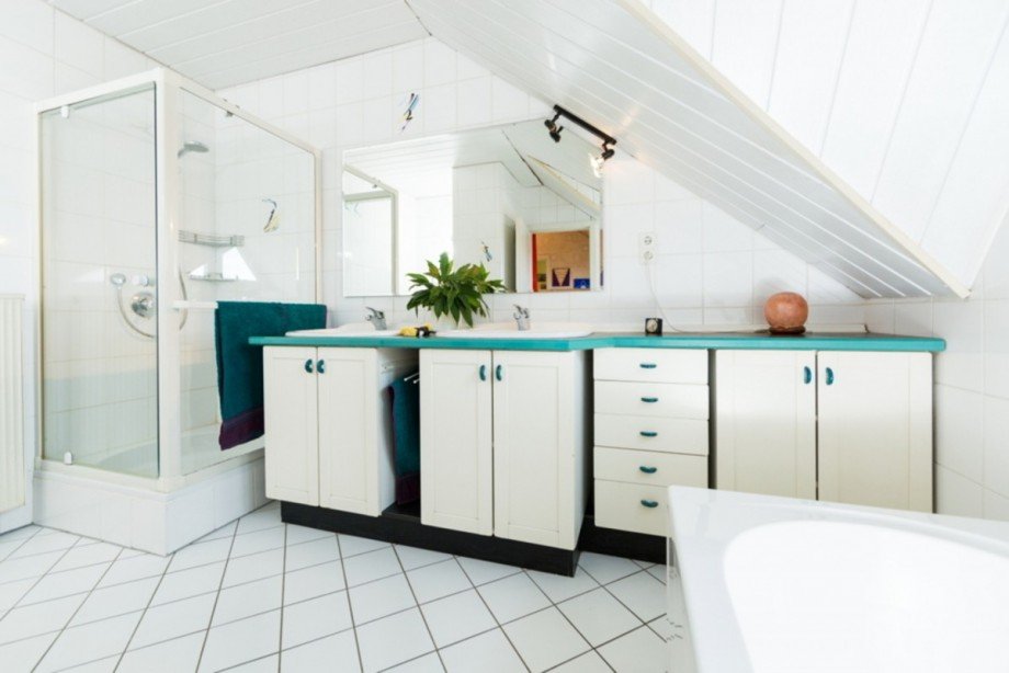 Helles Bad mit Dusche und Wanne Doppelhaush�lfte Heidenrod