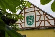 ...Ortswappen auf der Scheune Sch�ner Resthof mit gro�er Scheune und Ausbaupotential
