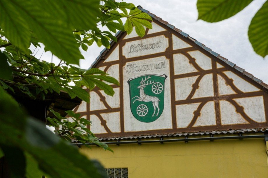 ...Ortswappen auf der Scheune Einfamilienhaus Schlangenbad / Hausen vor der H�he