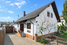 Innenhof mit Garage Massivhaus mit Kamin und separater Wohnebene in Idstein-Walsdorf