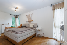 Helles Schlafzimmer Moderner Familientraum: Gartenwohnung am Weinberg