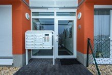 Gepflegter Eingangsbereich Gut vermietete, barrierefreie Eigentumswohnung im Zentrum von Wehen