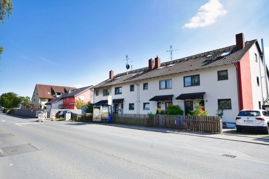 Nordseite: Eingangsbereich und beste Verkehrsanbindung Reihenendhaus Weiterstadt