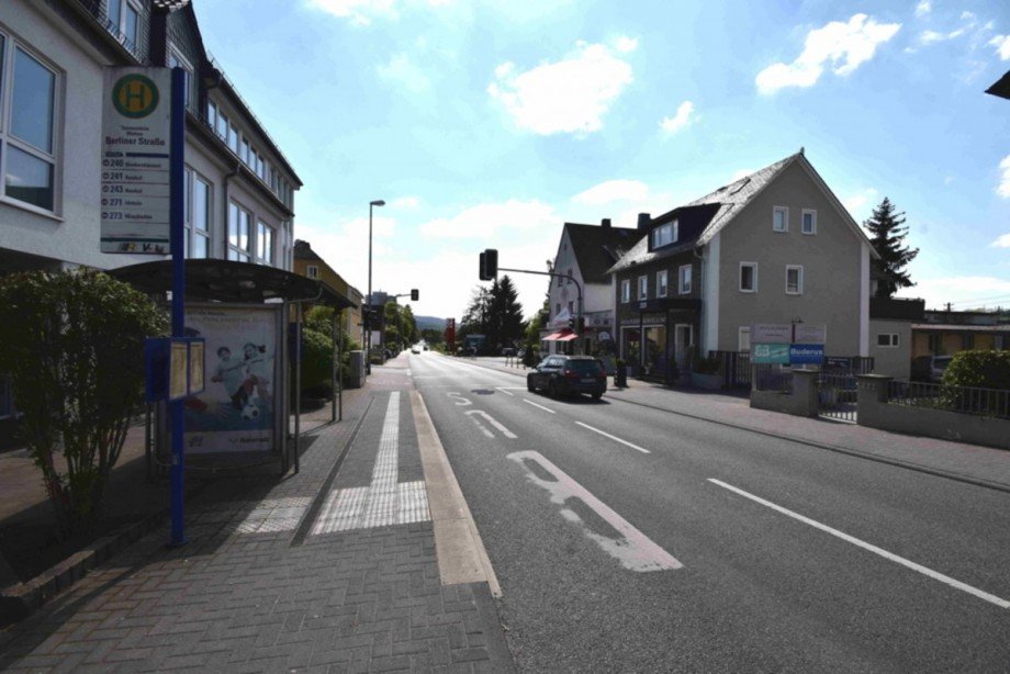 Bushaltestelle direkt vor der T�r Ladenlokal Taunusstein