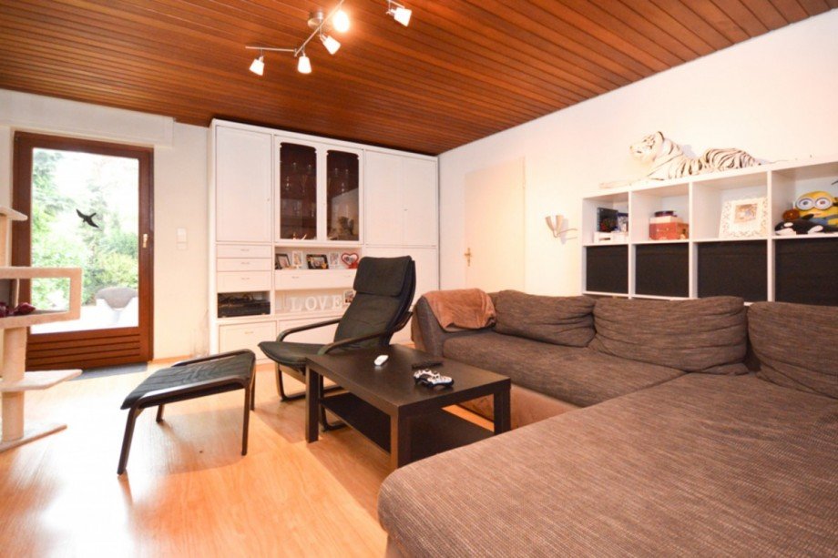 Wohnzimmer mit Zugang zur Terrasse Mehrfamilienhaus R�sselsheim