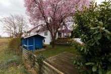 ...mit mehreren Gartenh�uschen und Terrassen Modernisiertes Traumhaus in Feldrandlage