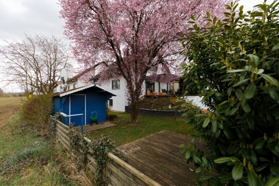 ...mit mehreren Gartenh�uschen und Terrassen Einfamilienhaus Gumbsheim