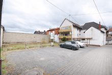 Parkplatz und Garten - Hier besteht Ausbaupotential Vielseitiges Anwesen im Ortskern - 466 Wohn- und Gewerbepotenzial