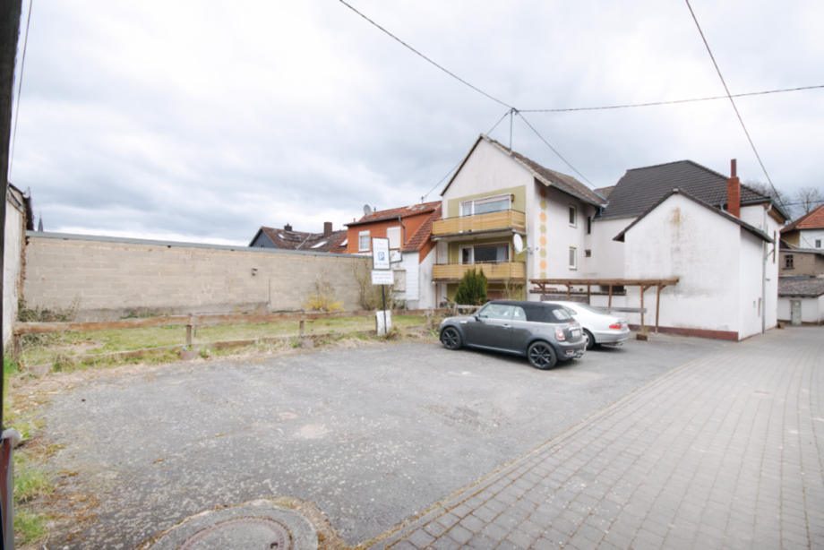 Parkplatz und Garten - Hier besteht Ausbaupotential Mehrfamilienhaus Hohenstein