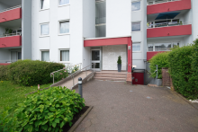 Ordentlicher Eingangsbereich Viel Wohnung f�rs Geld: Gr�n, gepflegt & gut geschnitten am Hahner Sonnenhang