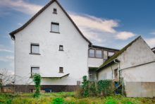 R�ckseite - besch�digter Putz Sanierungsobjekt mit Potenzial - Haus in guter Lage von L�hnberg