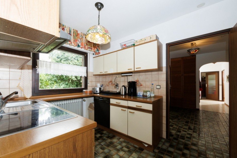 K�che mit Durchgang zu Esszimmer und Diele Einfamilienhaus Taunusstein / Niederlibbach