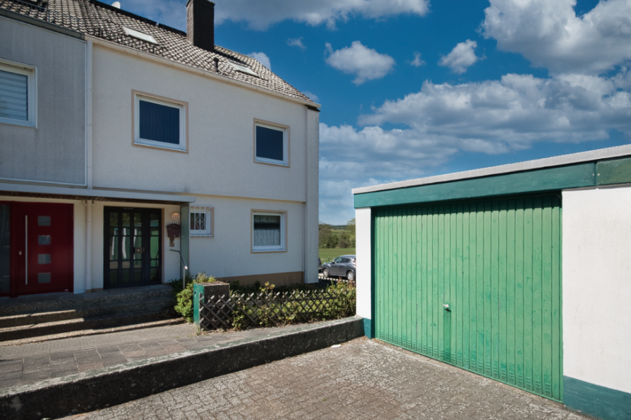 Au�enansicht mit Garage Doppelhaush�lfte Taunusstein