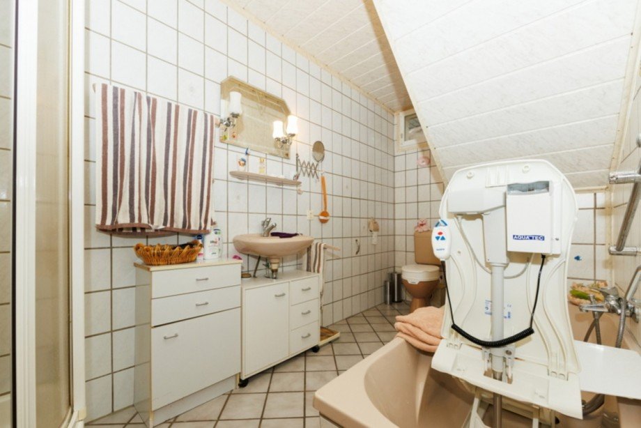 Bad mit Dusche und Wanne Souterrain Mehrfamilienhaus Heidenrod / Laufenselden