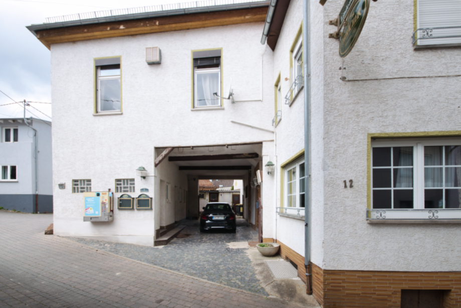 Eingangsbereich und Innenhof Mehrfamilienhaus Hohenstein