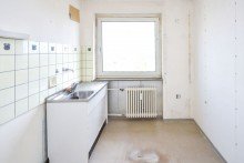 K�che Fu�l�ufig zu Mainzelbahn und Einkaufszentrum: Renovierungsbed�rftige, helle Wohnung in gepflegter Anlage