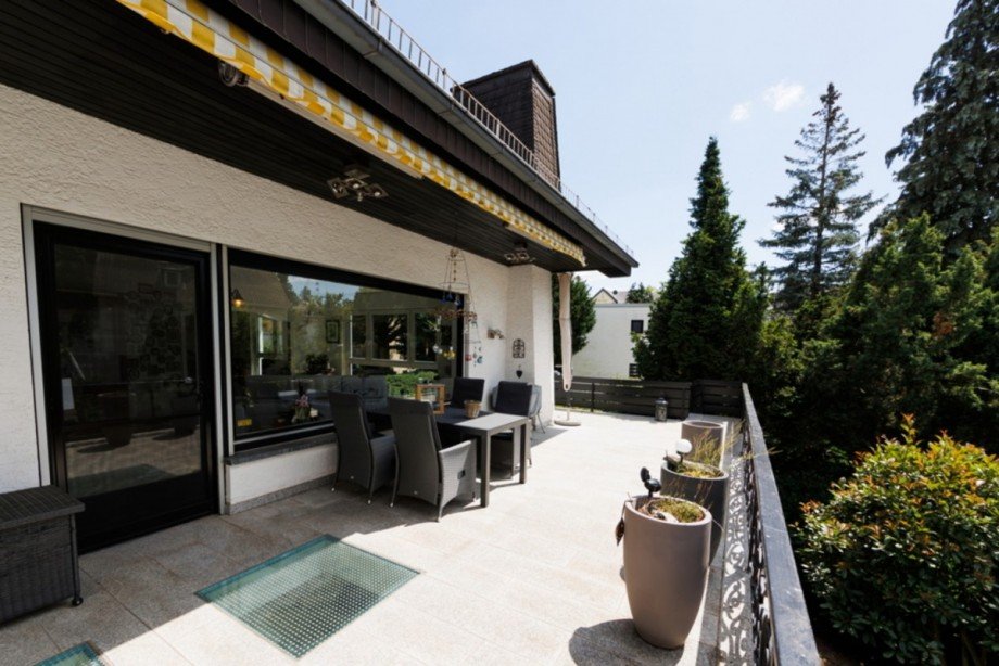 S�dwest-Terrasse mit gro�er Markise Einfamilienhaus Wiesbaden / Nordost