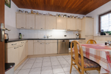 Gut geschnittene K�che... Massivhaus mit Kamin und separater Wohnebene in Idstein-Walsdorf