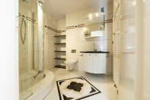 Modernisiertes Bad mit Handtuchheizk�rper... Terrassenwohnung mit kleinem Garten in ruhiger, gr�ner Lage von Wiesbaden Biebrich