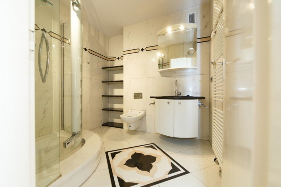 Modernisiertes Bad mit Handtuchheizk�rper... Terrassenwohnung Wiesbaden / Biebrich
