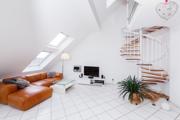 Wohnzimmer mit Treppe zur Galerie Wiesbaden / Naurod Maisonettewohnung Kapitalanlage: Traumhafte Maisonette mit Terrasse und Blick �ber Wiesbaden Naurod