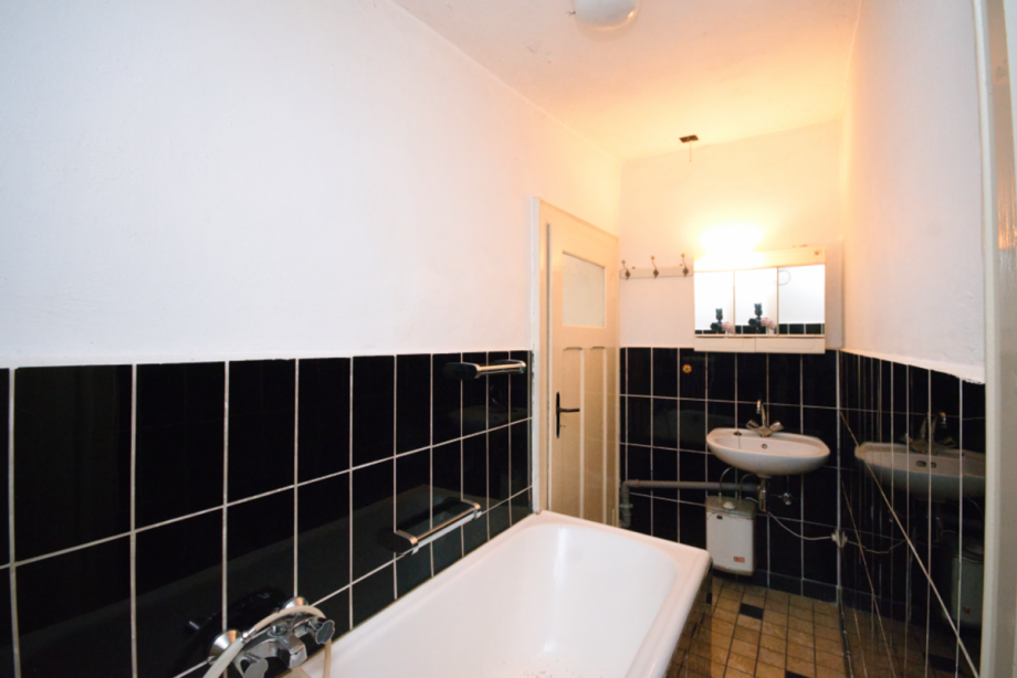 Badezimmer 3 1.OG Haupthaus Mehrfamilienhaus Hohenstein