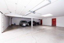 Tiefgarage Moderner Familientraum: Gartenwohnung am Weinberg